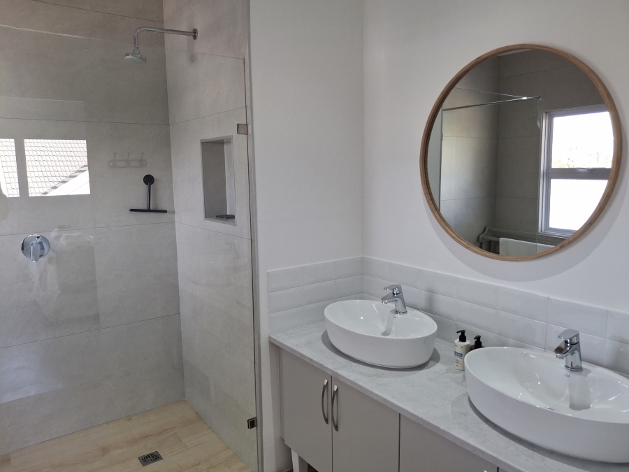 To Let 1 Bedroom Property for Rent in Clovelly Western Cape